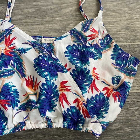Rare Brandy Melville John Galt Bird of Paradise Floral Jaslyn Wrap Crop Tank Top - Picture 2 of 7